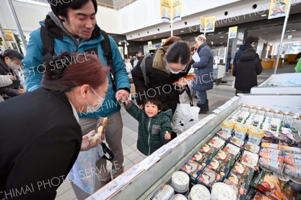 試食をして好みのチーズを買い求める来場者（９日午前１１時ごろ、須貝拓也撮影）