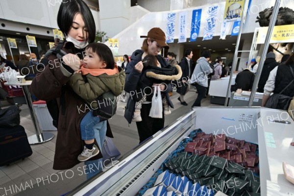 試食をして好みのチーズを買い求める来場者（９日午前１１時ごろ、須貝拓也撮影）