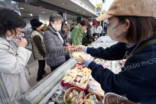 試食をして好みのチーズを買い求める来場者（９日午前１１時ごろ、須貝拓也撮影）
