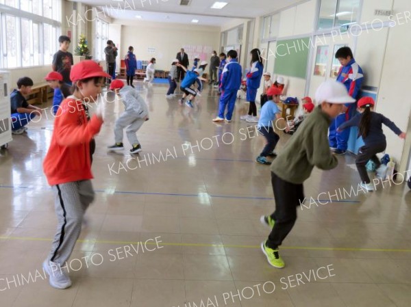 体力測定を通じて交流する更別の小中学生たち