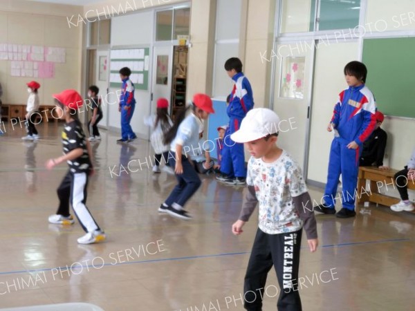 体力測定を通じて交流する更別の小中学生たち