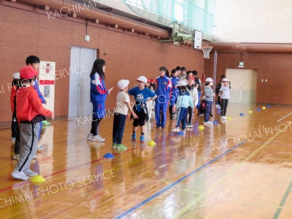 体力測定を通じて交流する更別の小中学生たち