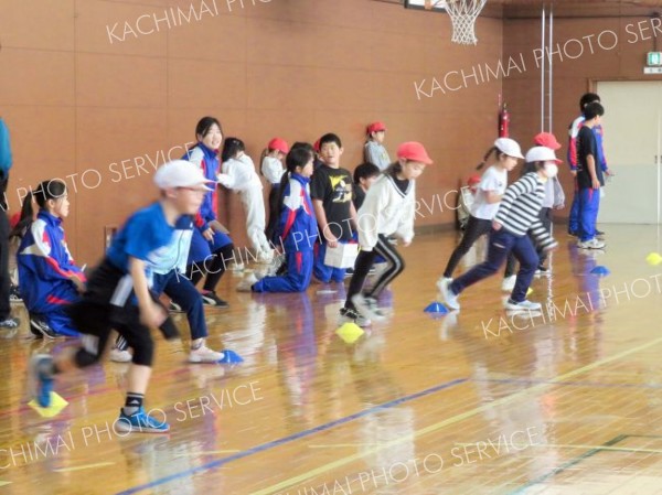 体力測定を通じて交流する更別の小中学生たち