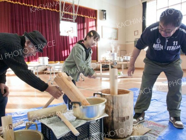 「集いの杜」餅つき体験会に家族連れなど５０人　広尾町野塚