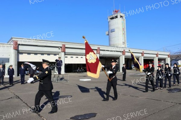 力強く分列行進　池田消防団出初め式