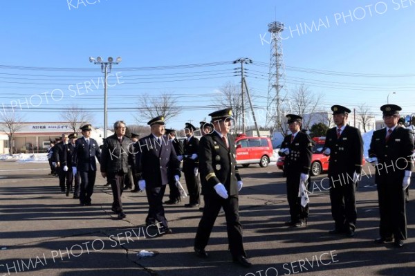 服装手帳点検を行う団員