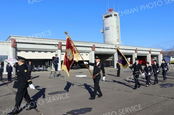 分列行進する団員