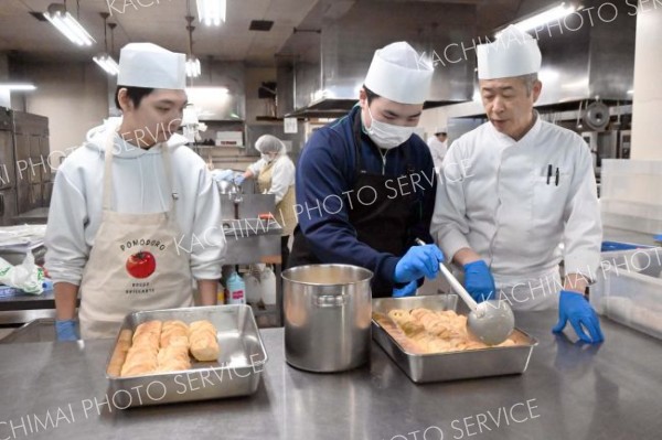 高校生が十勝川温泉で調理体験