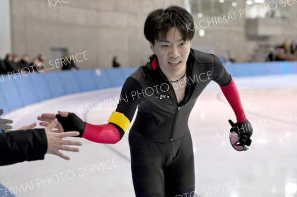 男子３０００メートルを制し、リンクサイドの関係者らとタッチを交わす