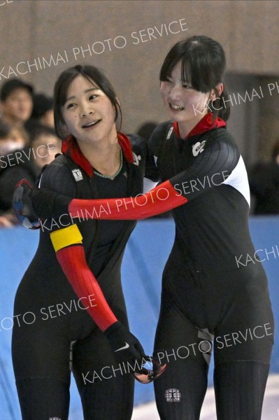 女子３０００メートルで優勝