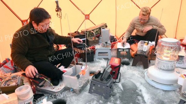 待ちわびた解禁、入れ食い状態に歓声　ホロカヤントーのワカサギ釣り