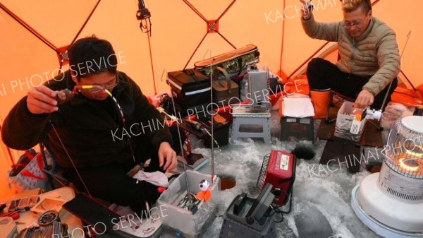 ワカサギ釣りを楽しむ釣りファンら