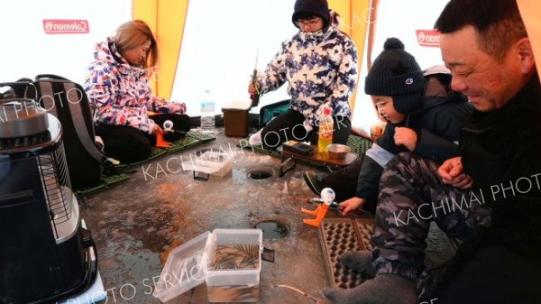 ワカサギ釣りを楽しむ家族連れ