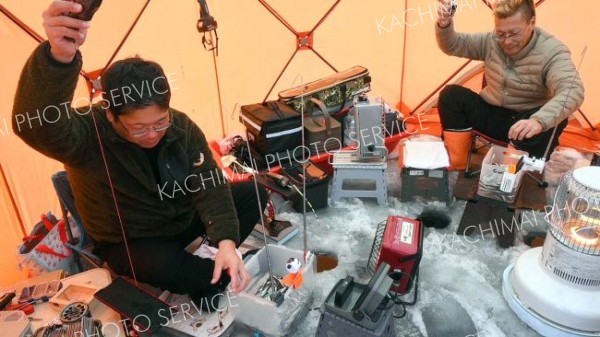 ワカサギ釣りを楽しむ釣りファンら