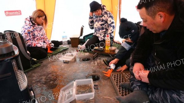 ワカサギ釣りを楽しむ家族連れ