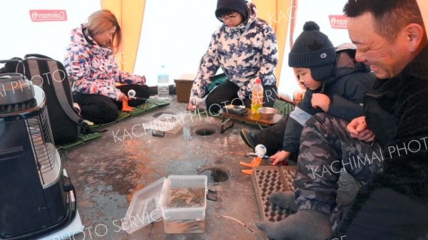 ワカサギ釣りを楽しむ釣り家族連れ