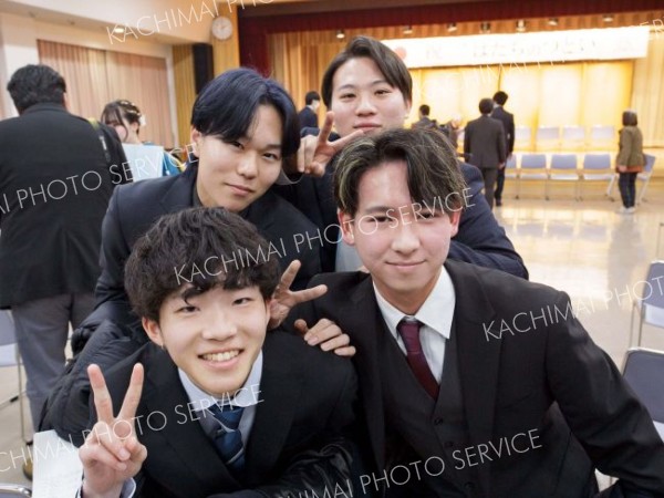 友人と一緒に「はいチーズ」。スーツ姿の記念撮影は大人の証し（１１日、広尾、石原秀樹通信員撮影）