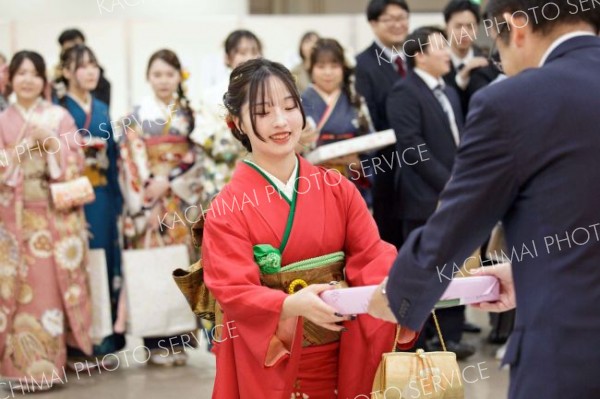 お楽しみ抽選会で「景品ゲット！」。思わぬプレゼントに笑顔（１１日、広尾、石原秀樹通信員撮影）