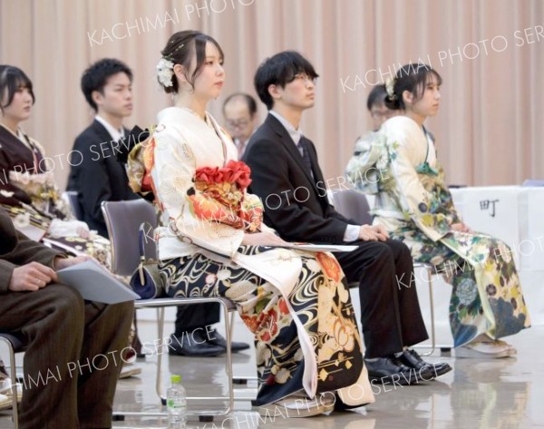 緊張した面持ちで式典に臨む参加者ら。大人の責任も改めて自覚する（１１日、広尾、石原秀樹通信員撮影）