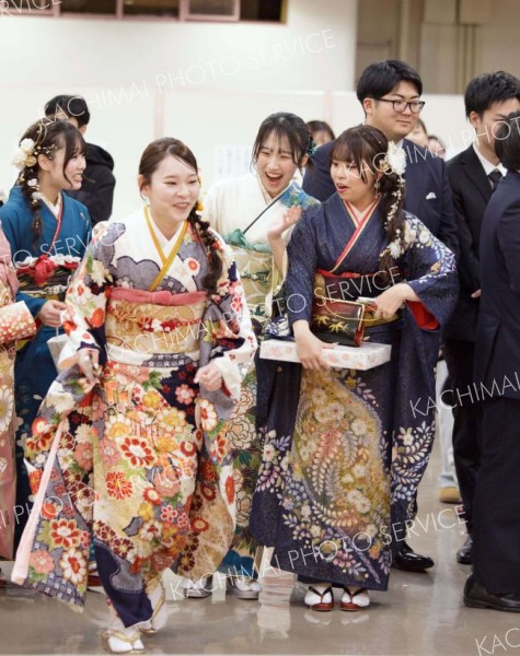 晴れ着姿の出席者。友人と一緒に会場に入場（１１日、広尾、石原秀樹通信員撮影）