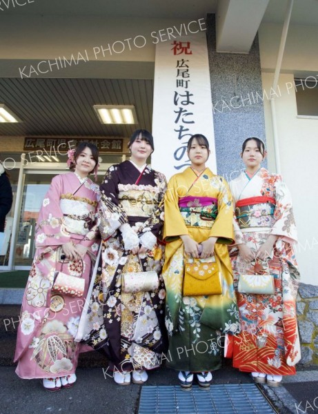 友人と一緒に「はいチーズ」。晴れ着姿の記念撮影は大人の証し（１１日、広尾、石原秀樹通信員撮影）