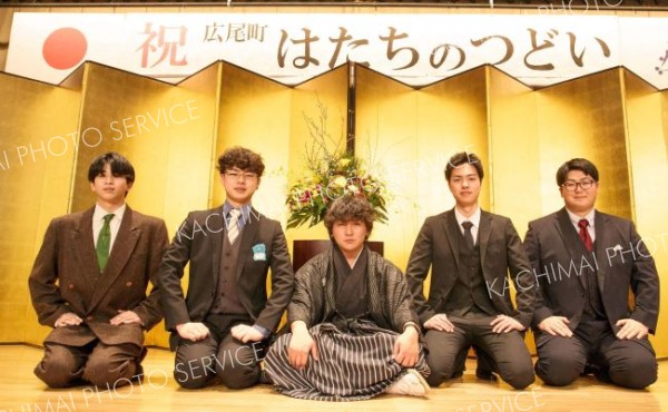 姿勢をただして、友人と一緒に「はいチーズ」（１１日、広尾、石原秀樹通信員撮影）