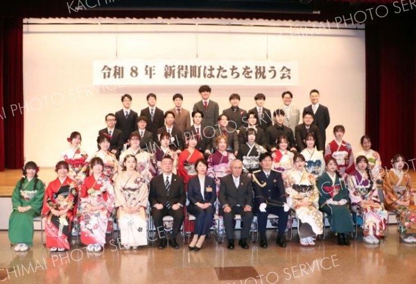 記念写真に収まる２０歳の参加者（３日、新得、佐々木健通信員撮影）