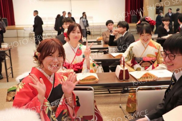 久しぶりに会う同級生と会話に花を咲かせる参加者（３日、新得、佐々木健通信員撮影）