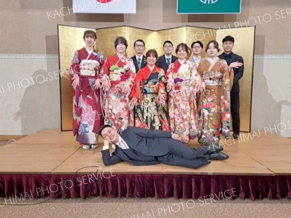 屈足中時代の担任の先生と記念撮影する参加者（３日、新得、佐々木健通信員撮影）