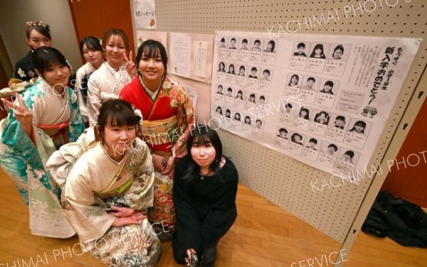 小学校入学時の広報誌の前に集まった参列者（１１日、中札内、須貝拓也撮影）