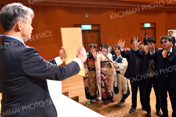 村長とのジャンケン大会で盛り上がる参列者（１１日、中札内、須貝拓也撮影）