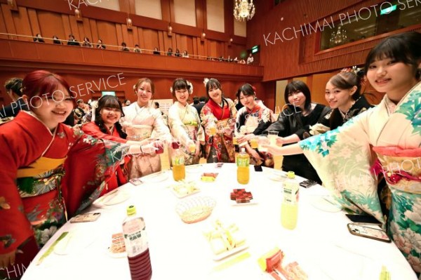 ２０歳を祝い乾杯する参加者（１１日、中札内、須貝拓也撮影）