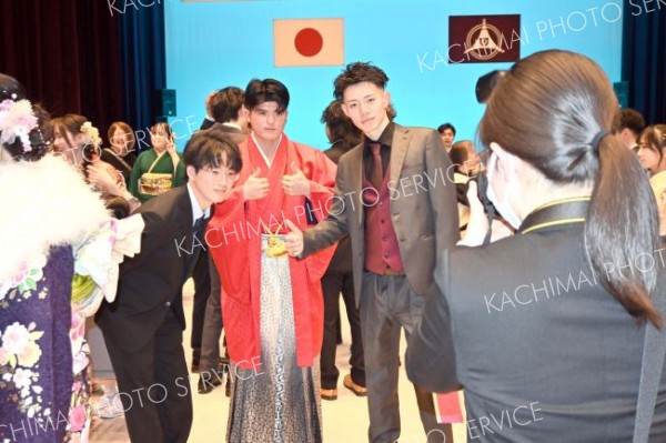 式が終わり、旧友と記念撮影（１１日、池田、澤村真理子撮影）