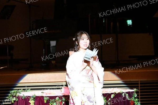 参加者を代表しお礼の言葉を述べる平川結捺さん（１１日、池田、澤村真理子撮影）