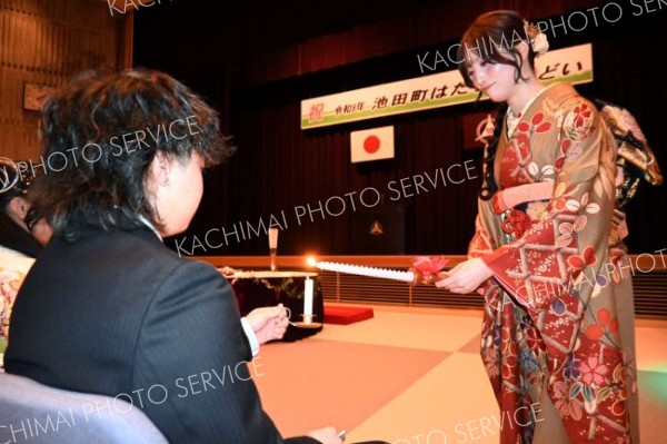 「はたちの灯」を点灯し、大人への自覚を新たにする参加者（１１日、池田、澤村真理子撮影）