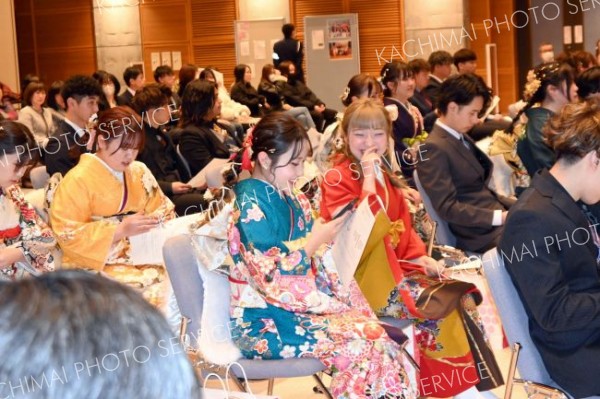 式典前に友人と笑い合う（１１日、池田、澤村真理子撮影）