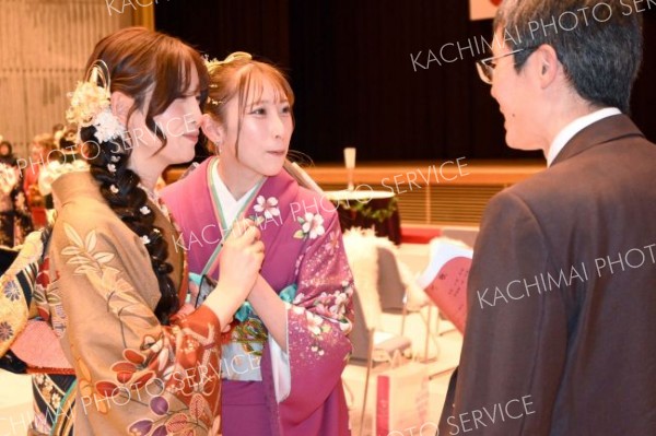 「元気ですか」―。塾講師と再会し言葉を交わす（１１日、池田、澤村真理子撮影）