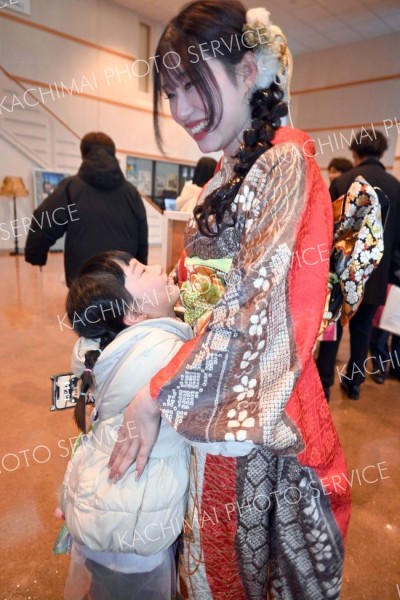 「お姉ちゃんきれい！」。年の離れた妹が祝福（１１日、池田、澤村真理子撮影）