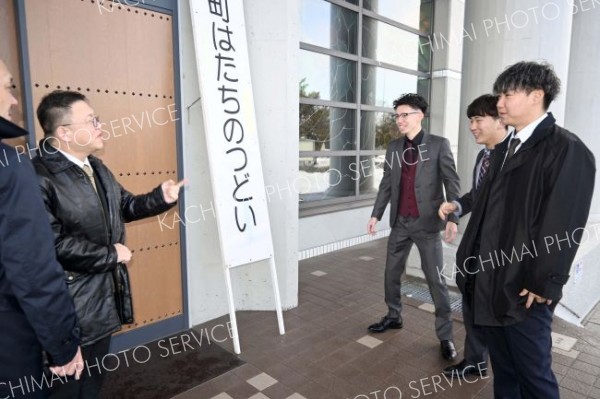 「誰だか分かる？」式典前に恩師と再会し盛り上がる参加者（１１日、池田、澤村真理子撮影）