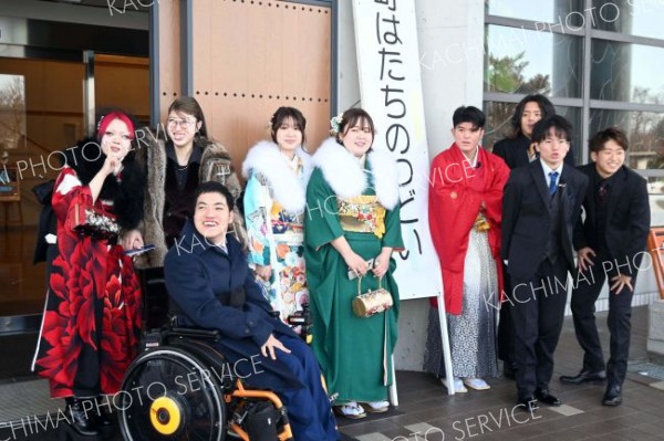 懐かしい旧友と式典前に記念撮影。再会に笑顔がこぼれる（１１日、池田、澤村真理子撮影）