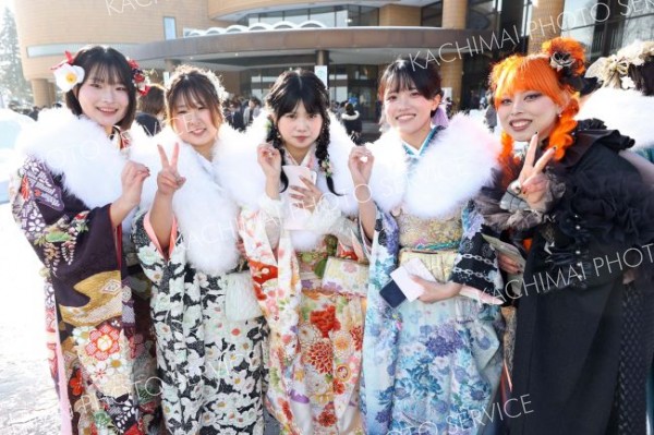 仲良しの友だちと一緒に記念撮影を楽しむ（１１日、音更、助川かおる通信員撮影）