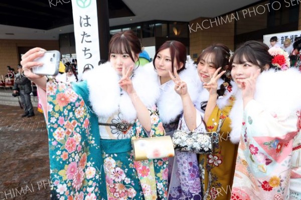 仲良しの友だちと一緒に記念撮影を楽しむ（１１日、音更、助川かおる通信員撮影）