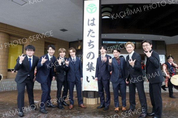 スーツで決めてみんなで集まり記念撮影（１１日、音更、助川かおる通信員撮影）