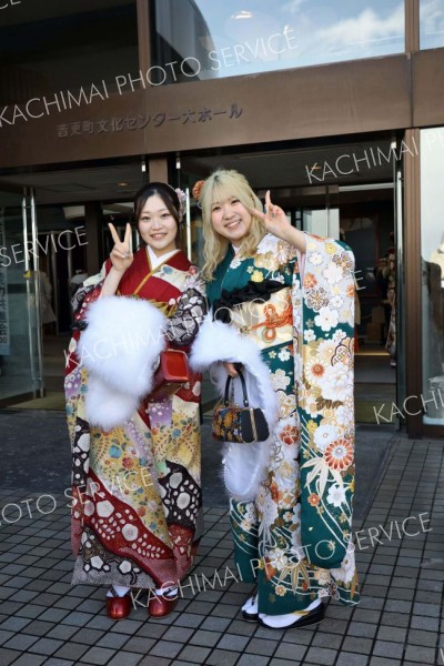 あでやかな着物姿で友人と笑顔をみせる式典参加者ら（１１日、音更、平栗玲香通信員撮影）