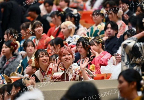 会場で手を振る参加者（１１日、帯広、塩原真撮影）