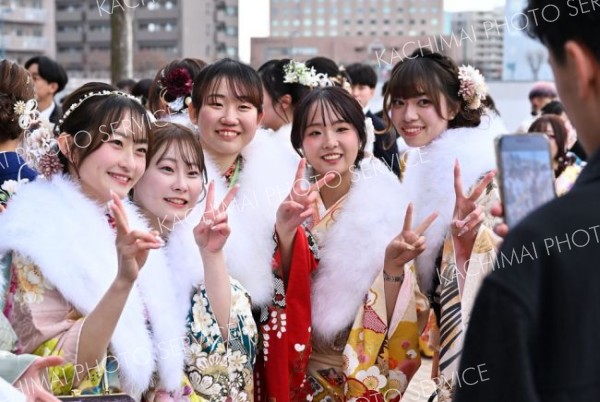 スマホで記念写真を撮る出席者（１１日、帯広、塩原真撮影）