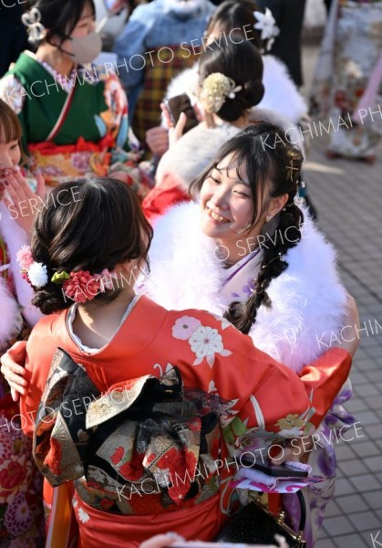 久しぶりの再開に抱き合う出席者（１１日、帯広、塩原真撮影）