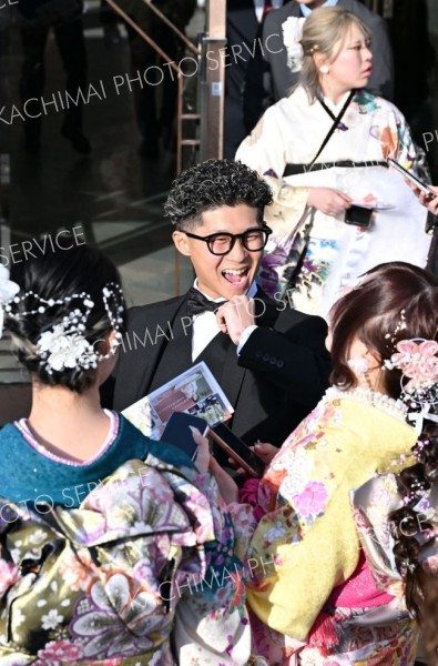 ２０歳の集いにちょうネクタイで登場（１１日、帯広、塩原真撮影）