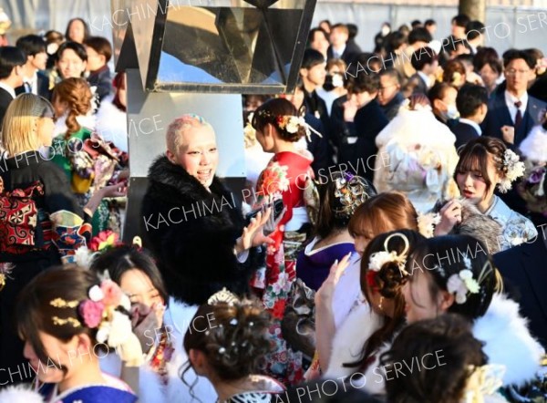 久しぶりの再開に手を振る出席者（１１日、帯広、塩原真撮影）