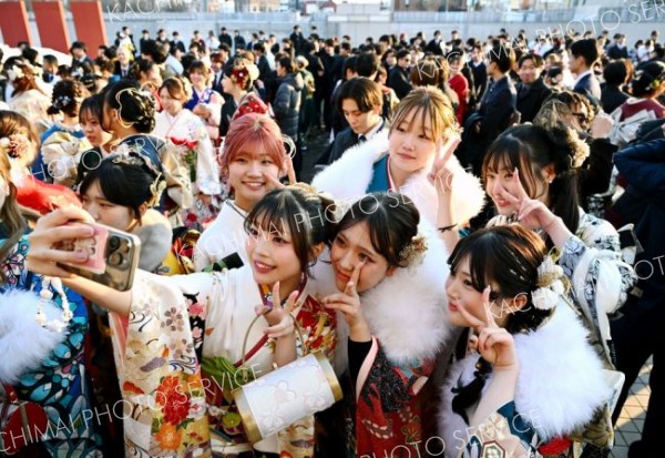 スマホで記念写真を撮る出席者（１１日、帯広、塩原真撮影）